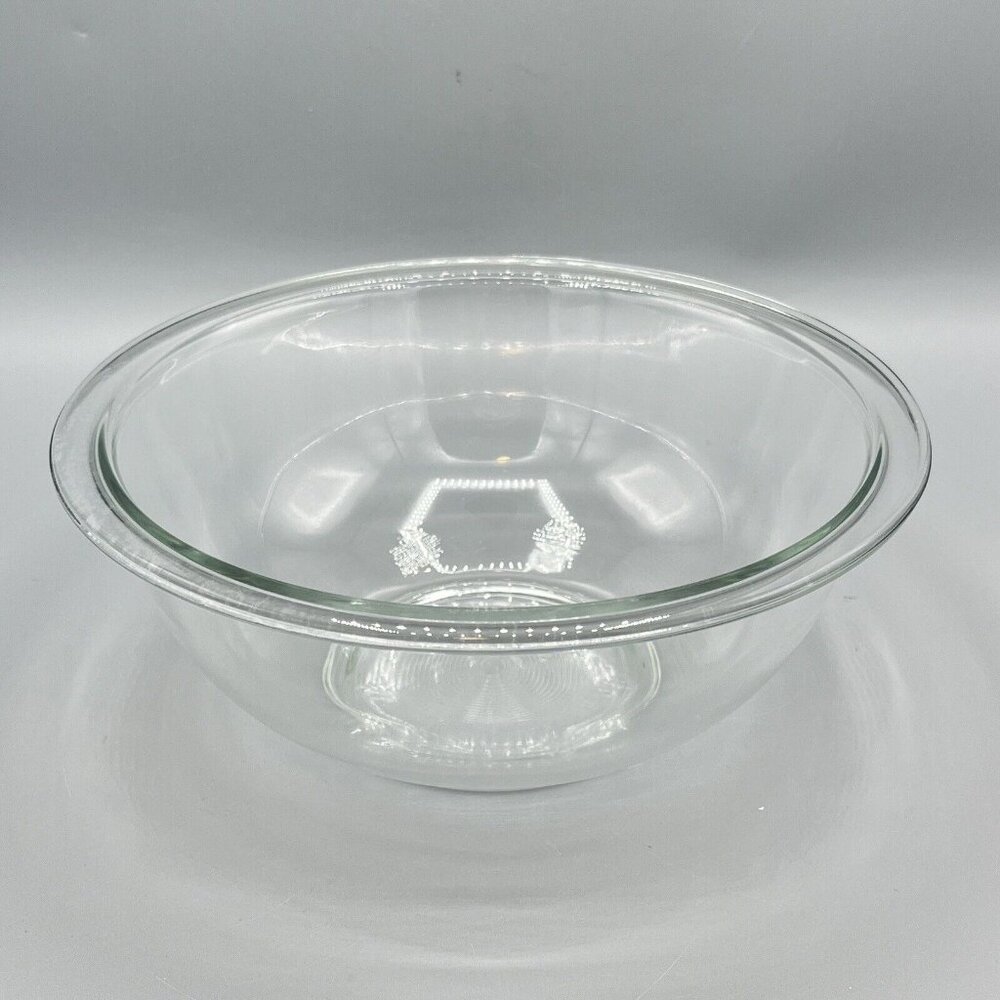 Pyrex #323 1.5 Liter Clear Rimmed Nesting Mixing Bowl Circular Pattern Bottom